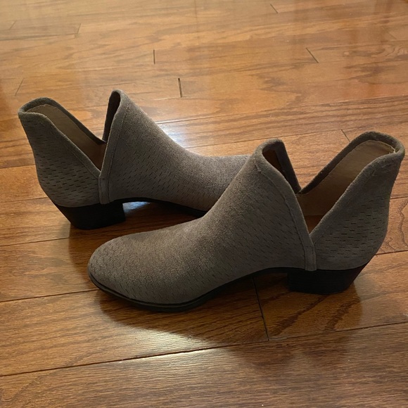 NWB Lucky Brand booties size 8. - Picture 4 of 8